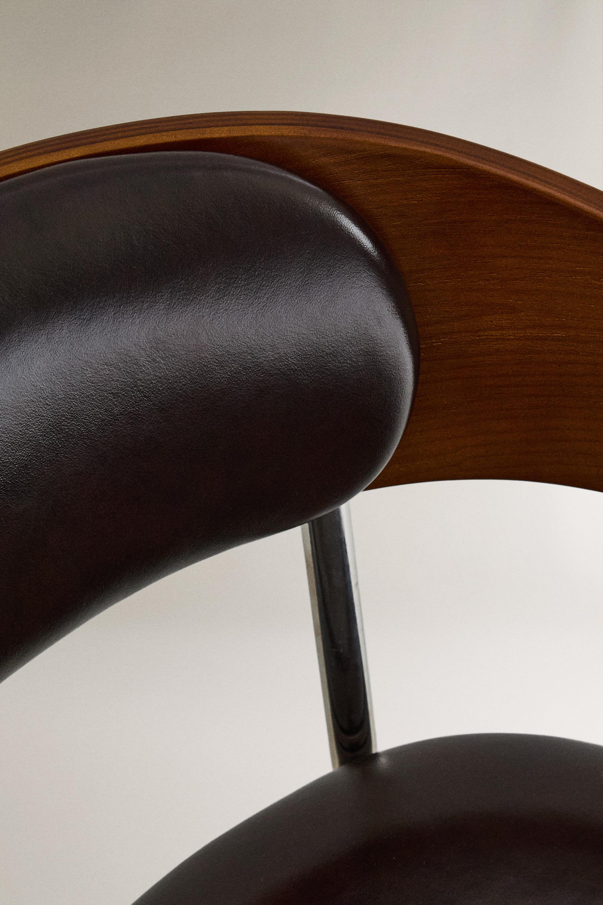 OFFICE CHAIR WITH WHEELS